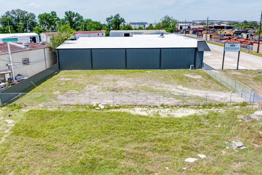 More Photos Of 10215 Papalote St, Houston Showroom For Sale