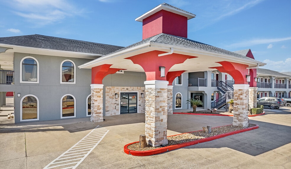 More Photos Of 201 W Hill Park Cir, Huntsville Hotel For Sale