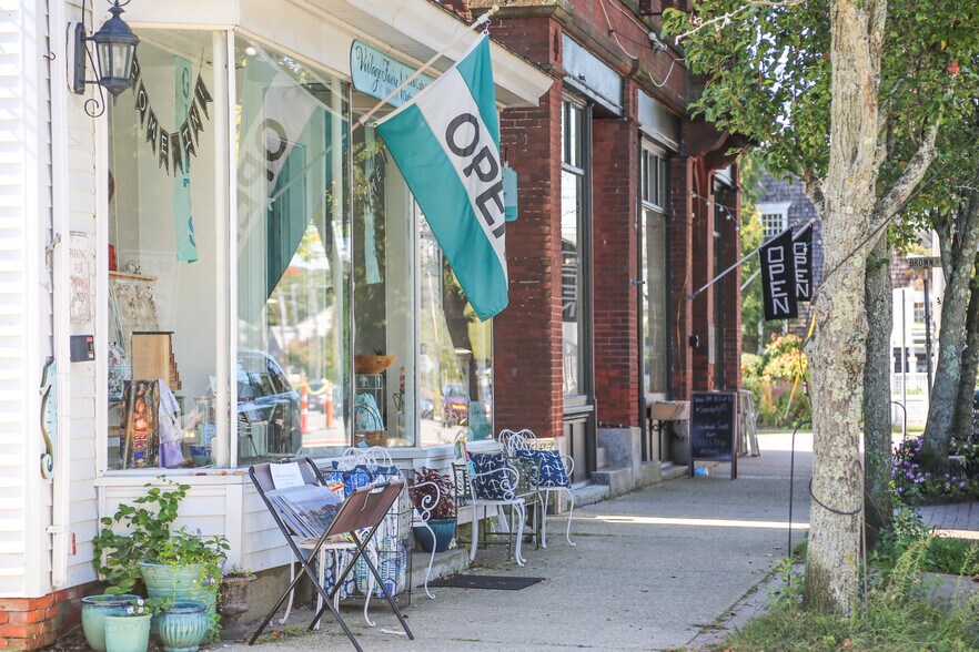 More Photos Of 7 Main St, North Kingstown Storefront Retail Office For Lease