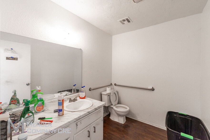 More Photos Of 2100 S I 35 Service Rd, Oklahoma City Warehouse For Lease