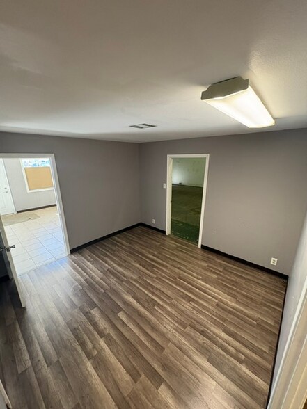 More Photos Of 1210 E 1st St, Humble Light Distribution For Lease