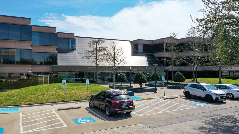 More Photos Of 17300 N Dallas Pky, Dallas Office For Lease