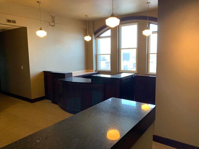 More Photos Of 103 E State St, Mason City Office For Lease