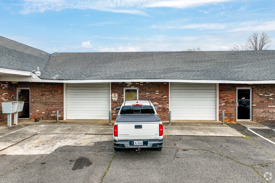 More Photos Of 700 N Cannon Blvd, Kannapolis Storefront Retail Office For Lease