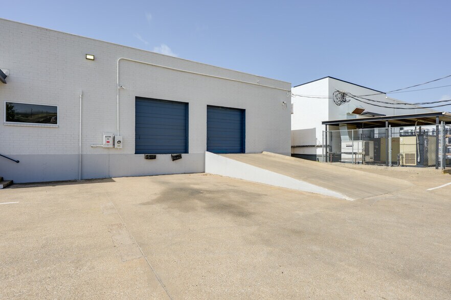 More Photos Of 3250-3254 International Pl, Irving Warehouse For Lease