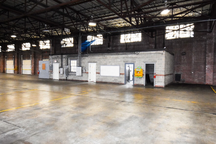 More Photos Of 1200 W 4th St, Granite City Warehouse For Lease