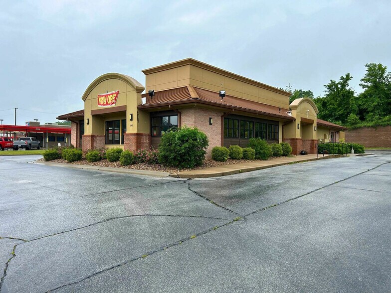 Primary Photo Of 648 S Neosho Blvd, Neosho Restaurant For Lease