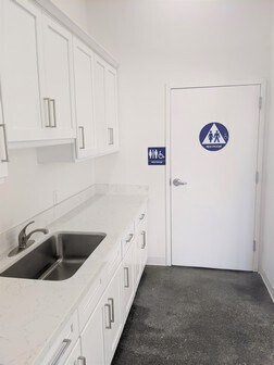 More Photos Of 18444 Ventura Blvd, Tarzana Service For Lease