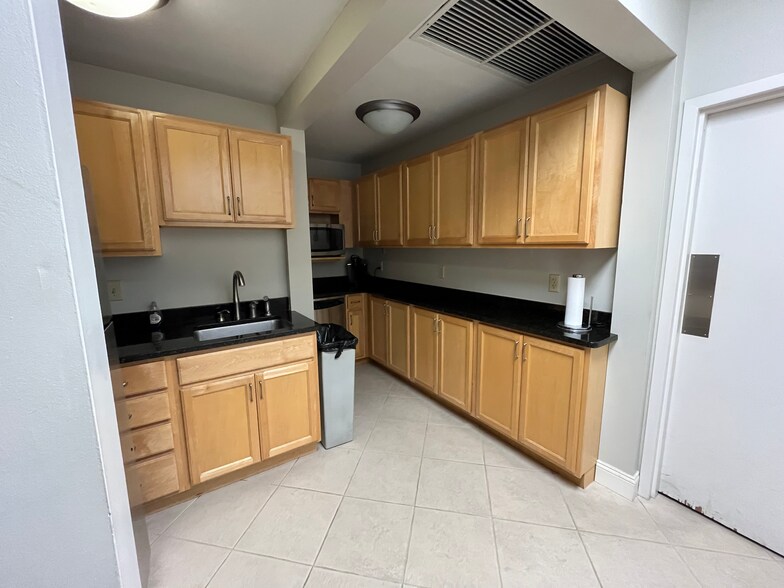 More Photos Of 707 Peninsular Pl, Jacksonville Office For Lease