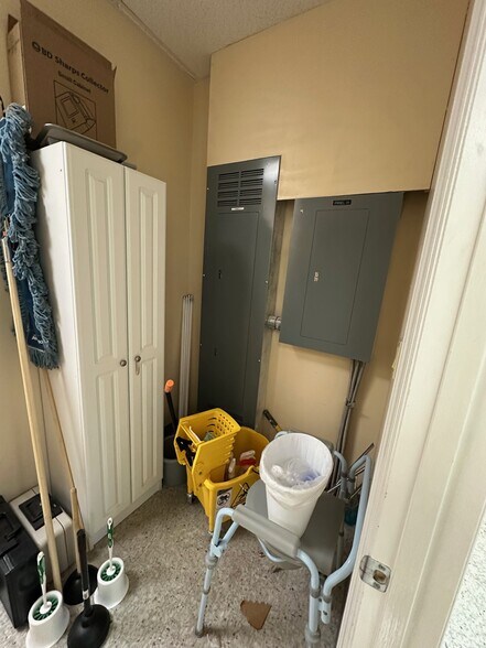 More Photos Of 842 Sunset Lake Blvd, Venice Medical For Lease