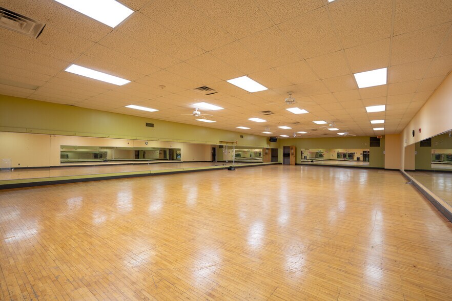 More Photos Of 46 Northtown Dr, Jackson Fitness Center For Lease