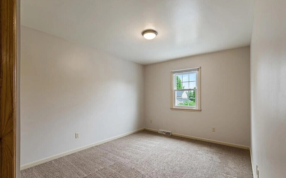 More Photos Of 585 Westbrooke Dr, Elizabethtown Specialty For Lease