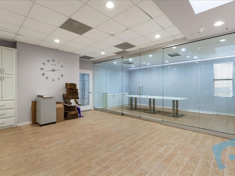 More Photos Of 643 S Great Southwest Pky, Grand Prairie Office For Sale