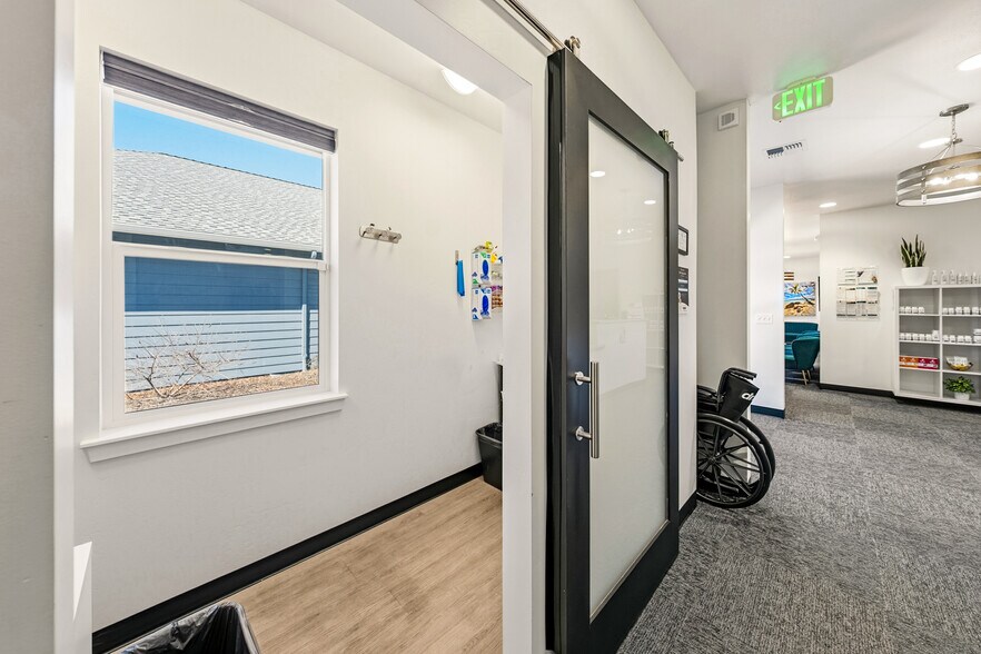 More Photos Of 296 S Pacific Hwy, Talent Medical For Sale