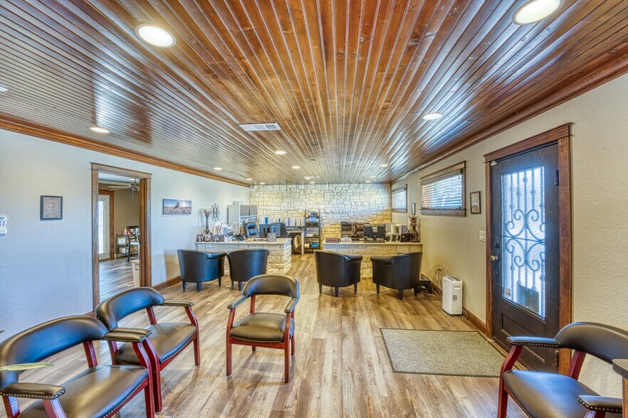 More Photos Of 320 Southland Dr, Burnet Office For Sale