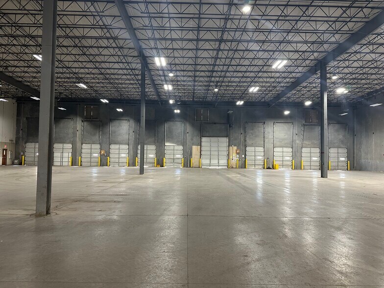 More Photos Of 600 N Sara Rd, Yukon Warehouse For Lease