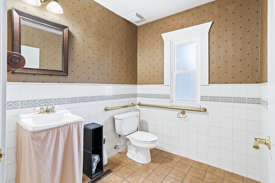 More Photos Of 2814 S Grand Blvd, Spokane Office For Lease