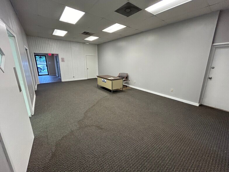 More Photos Of 5424 W Oak St, Palestine Showroom For Lease