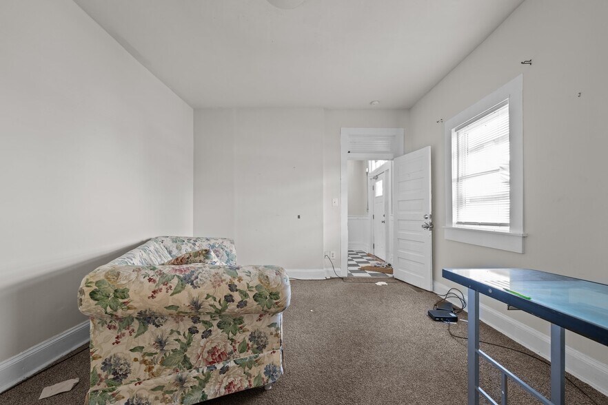 More Photos Of 421 Vine St, Eden Hotel For Sale