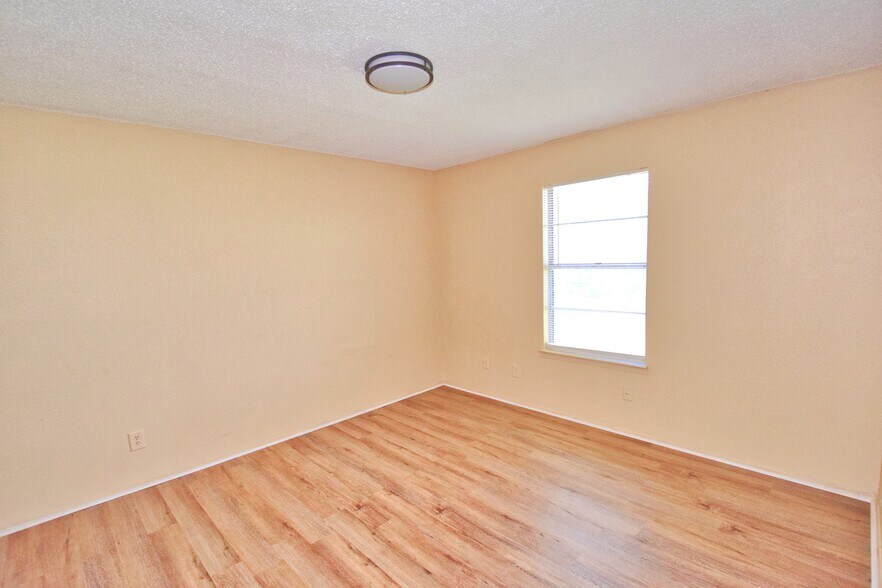 More Photos Of 303-511 E Reagan Rd, Beeville Multifamily For Sale