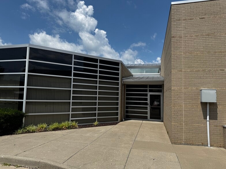 More Photos Of 600 6th Ave, Saint Albans Office For Sale