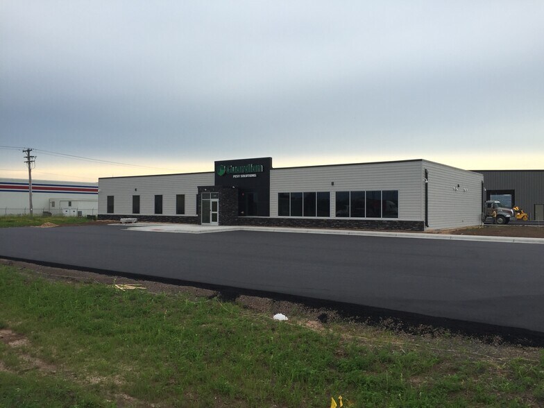 More Photos Of 3131 Halvor Ln, Superior Light Distribution For Lease