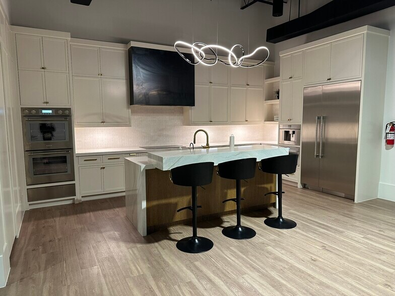 More Photos Of 10595 Westoffice Dr, Houston Light Distribution For Lease