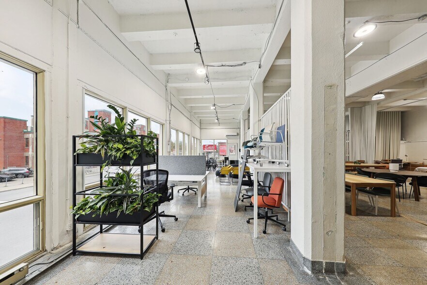 More Photos Of 6659 Av Du Parc, Montréal Industrial For Lease
