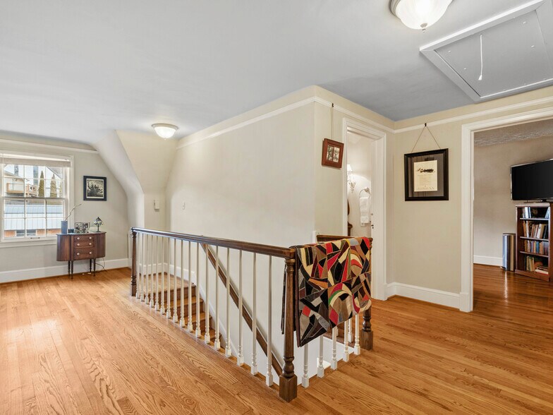 More Photos Of 506 W Main St, Burnsville Freestanding For Sale