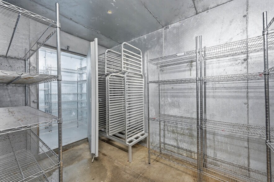 More Photos Of 1511 N Meridian St, Portland Freestanding For Sale