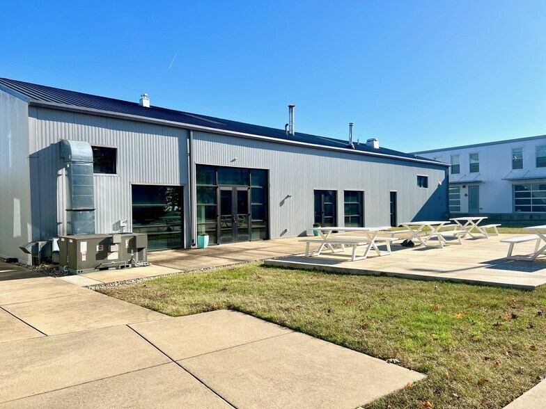 More Photos Of 372 Herron Dr, Nashville Showroom For Sale