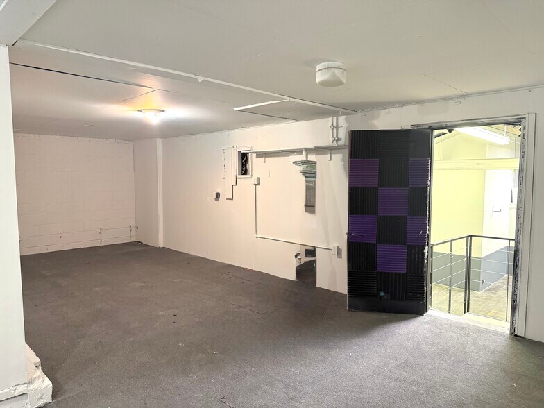 More Photos Of 3147 NE California St, Minneapolis Warehouse For Lease