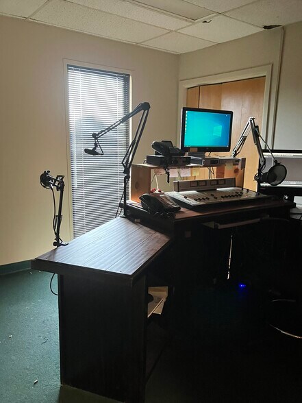 More Photos Of 3218 N Quincy St, Plainview Office For Sale