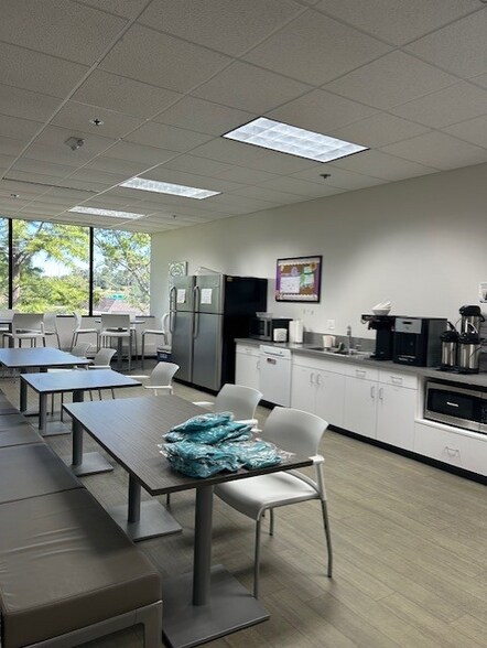 More Photos Of 477 N Lindbergh Blvd, Creve Coeur Office For Sale