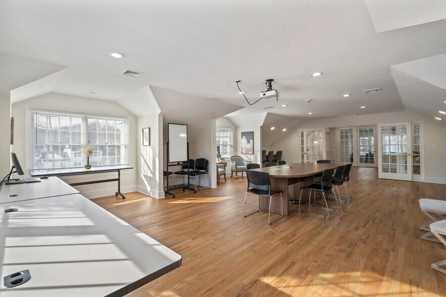 More Photos Of 113 tindall Rd, Middletown Office For Sale