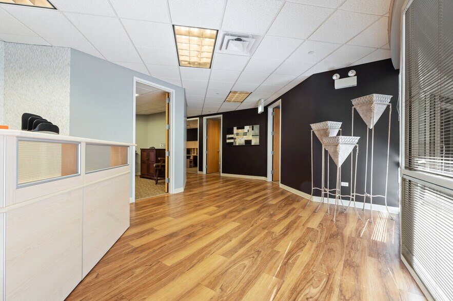 More Photos Of 1 TransAm Plaza Dr, Oakbrook Terrace Office For Sale