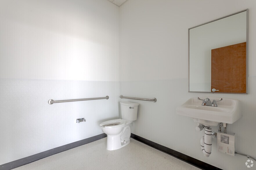 More Photos Of 350 E Buckingham Rd, Richardson Self Storage For Lease