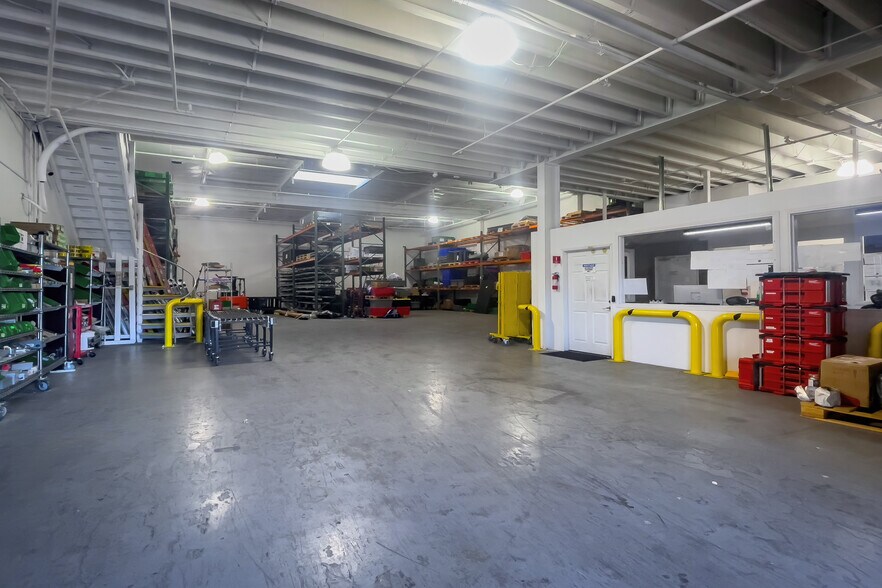 Primary Photo Of 5701 Buckingham Pky, Culver City Warehouse For Lease