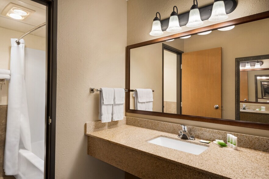 More Photos Of 777 Highway 10 E, Detroit Lakes Hotel For Sale