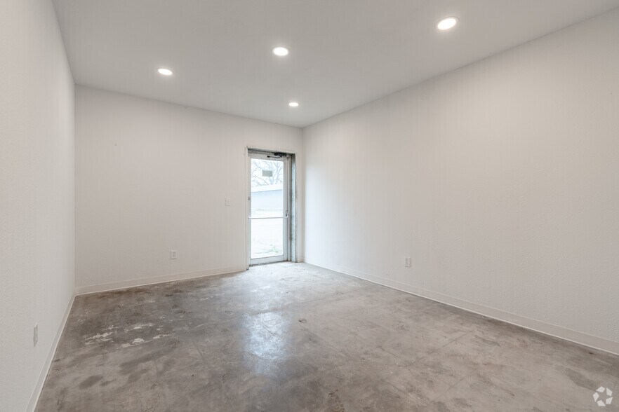 More Photos Of 222 Valley Ln, Kennedale Unknown For Lease