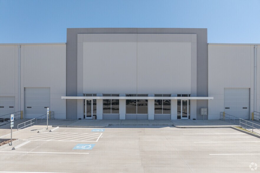 More Photos Of 7737 Cherokee Rd, Katy Distribution For Sale