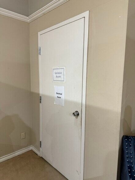 More Photos Of 3910 W Camp Wisdom Rd, Dallas Storefront For Sale