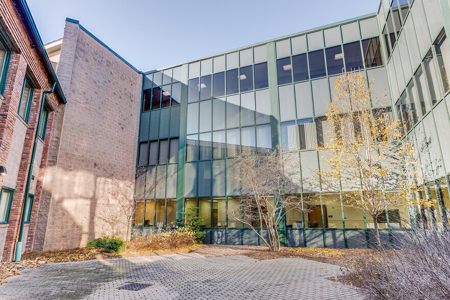 More Photos Of 3550 Main St, Springfield Medical For Lease