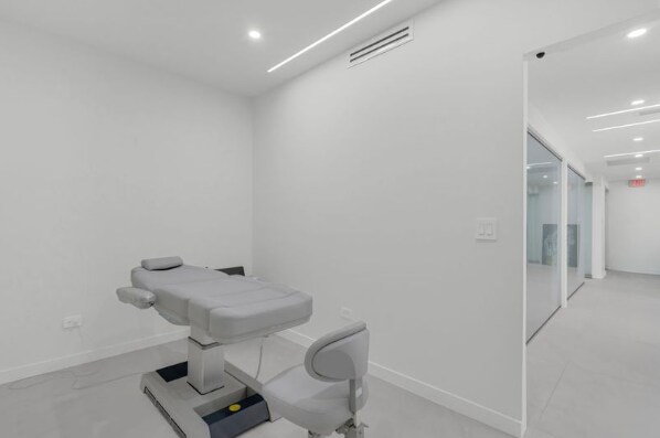 More Photos Of 909 NE 163rd St, North Miami Beach Medical For Sale