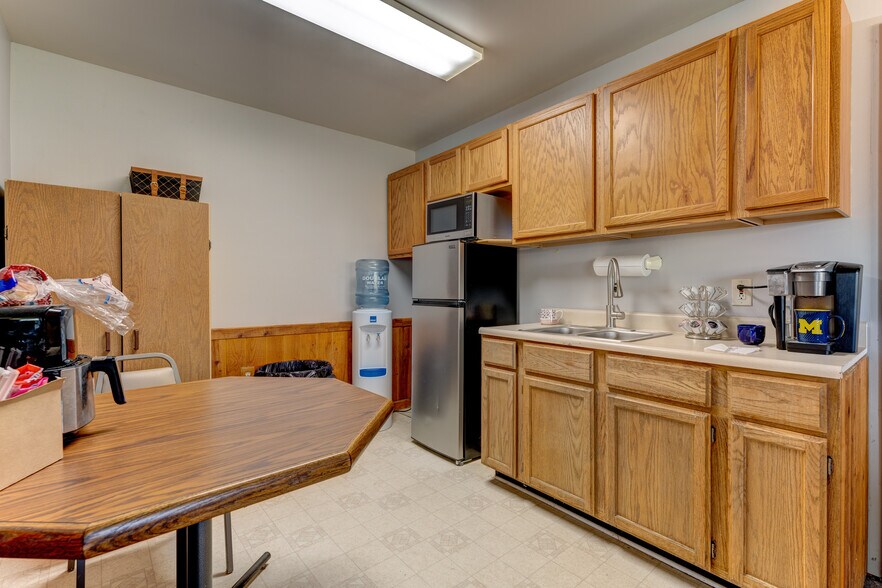 More Photos Of 3090 W Cook Rd, Grand Blanc Showroom For Sale