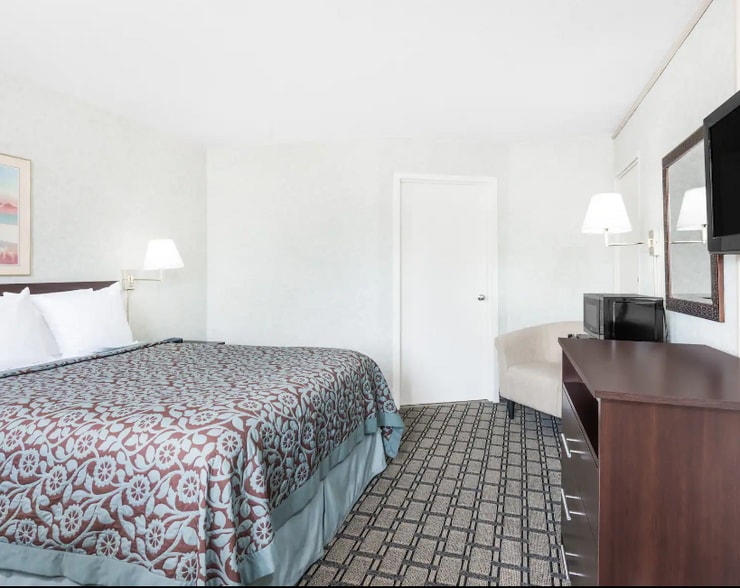 More Photos Of 52601 Holiday Dr, Saint Clairsville Hotel For Sale