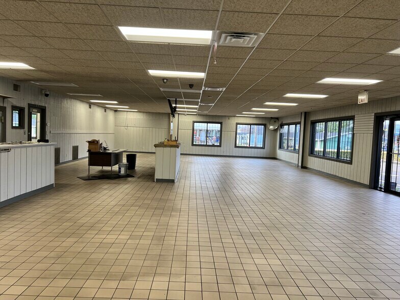 More Photos Of 1650 N Green St, Henderson General Retail For Lease