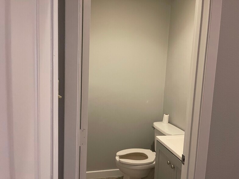 More Photos Of 4095 SE I 10 Frontage Rd, Sealy Medical For Lease