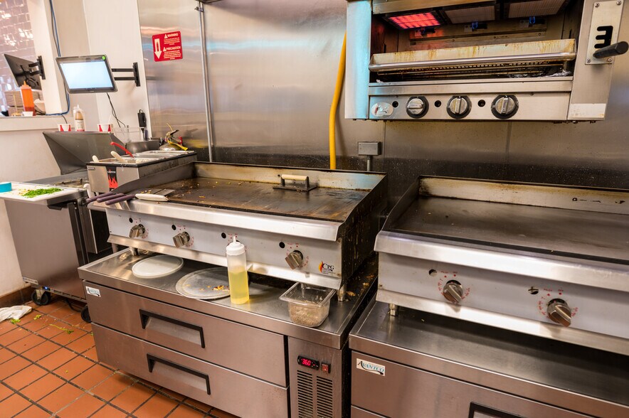 More Photos Of 1359 N Milwaukee Ave, Chicago Restaurant For Sale