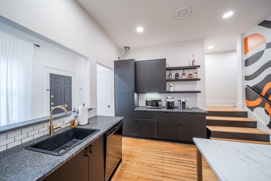 More Photos Of 729 N Bishop Ave, Dallas Office For Sale